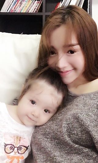 Elly Trần dành nhiều thời gian để chăm sóc con gái.