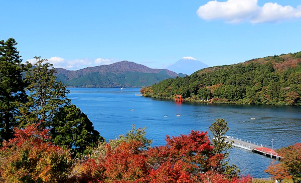 Hồ Ashi (Hakone, Nhật Bản) nằm ngay bên miệng núi Phú Sĩ nổi tiếng. Vào mùa thu, hồ nước này được khoác những bộ áo sặc sỡ do cây cối xung quanh tạo nên. Người ta tới đây vừa để tắm nước nóng, vừa để ngắm phong cảnh hữu tình của Ashi.