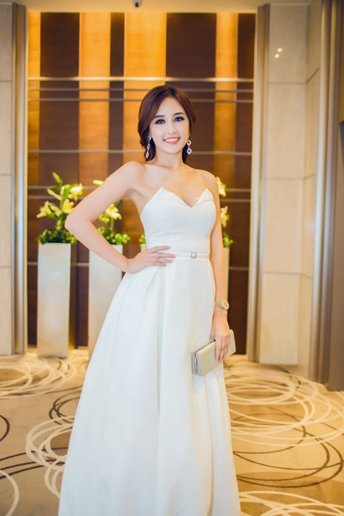 Trang phục ôm sát cơ thể khéo léo khoe đường cong gợi cảm của cựu hoa hậu Việt Nam Mai Phương Thúy.