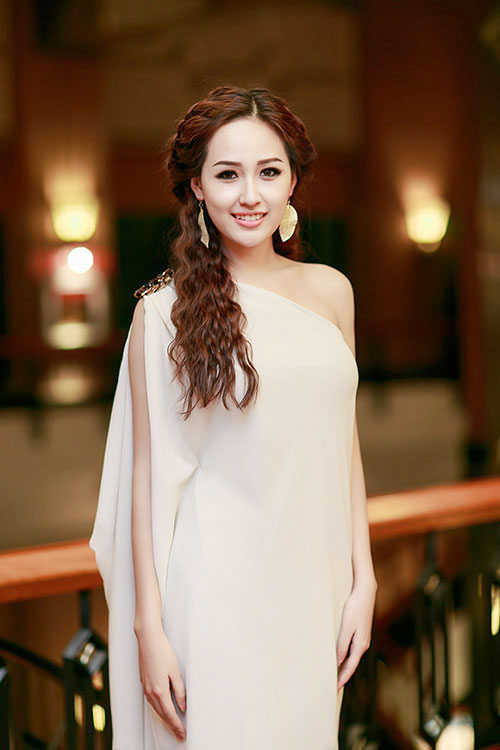 Xuất hiện trên thảm đỏ với vẻ đẹp thanh lịch, quyến rũ Hoa hậu Việt Nam 2006 luôn là thu hút mọi ánh nhìn.