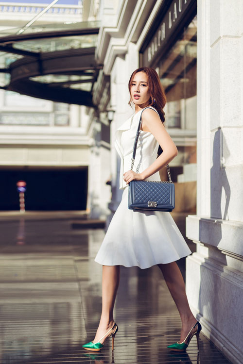 Với phong cách street style, trên trang phục trắng đơn sắc, thiết kế đơn giản, Mai Phương Thúy giúp mình tạo thêm điểm nhấn về phong cách với việc kết hợp những món phụ kiện túi đeo vai và giày cao gót bắt mắt.