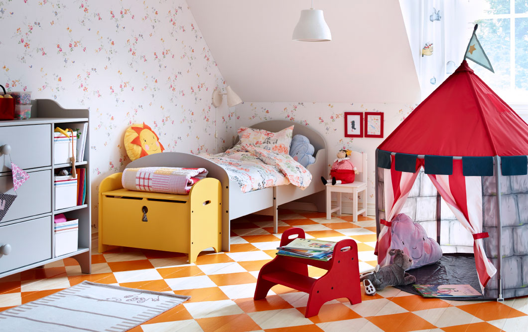 Căn phòng này thì bất kì một bé gái nào cũng muốn sở hữu bởi màu đỏ cuốn hút cùng đồ chơi nhỏ.