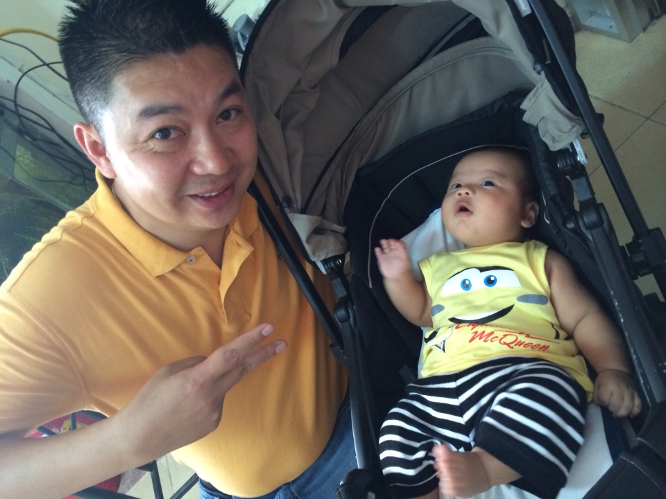 Ông xã ca sỹ Thái Thùy Linh đã không giấu nổi hạnh phúc từ khi con trai chào đời.