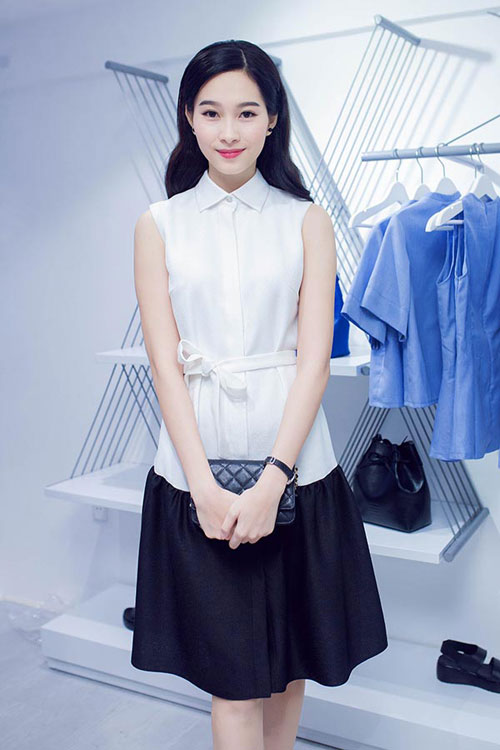 Ngoài tạo ấn tượng bởi ngoại hình xinh đẹp, Hoa hậu Việt Nam 2012 còn gây chú ý khi mặc bộ trang phục váy đen, áo sơ mi trắng như nữ sinh cấp 3 khi đến tham dự một sự kiện.