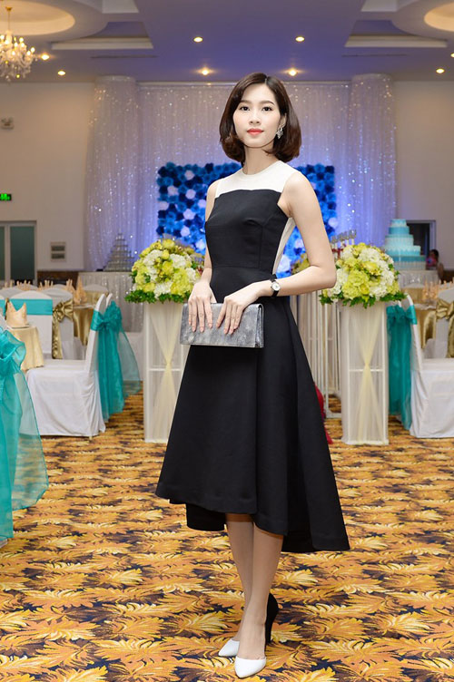 Hoa hậu gốc Bạc Liêu luôn thu hút truyền thông với phong cách nữ tính, duyên dáng và lịch thiệp.