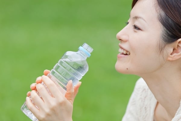Uống nhiều nước cũng giúp thanh lọc cơ thể, loại bỏ được những độc tố gây hại đối với cơ thể qua đường nước tiểu.