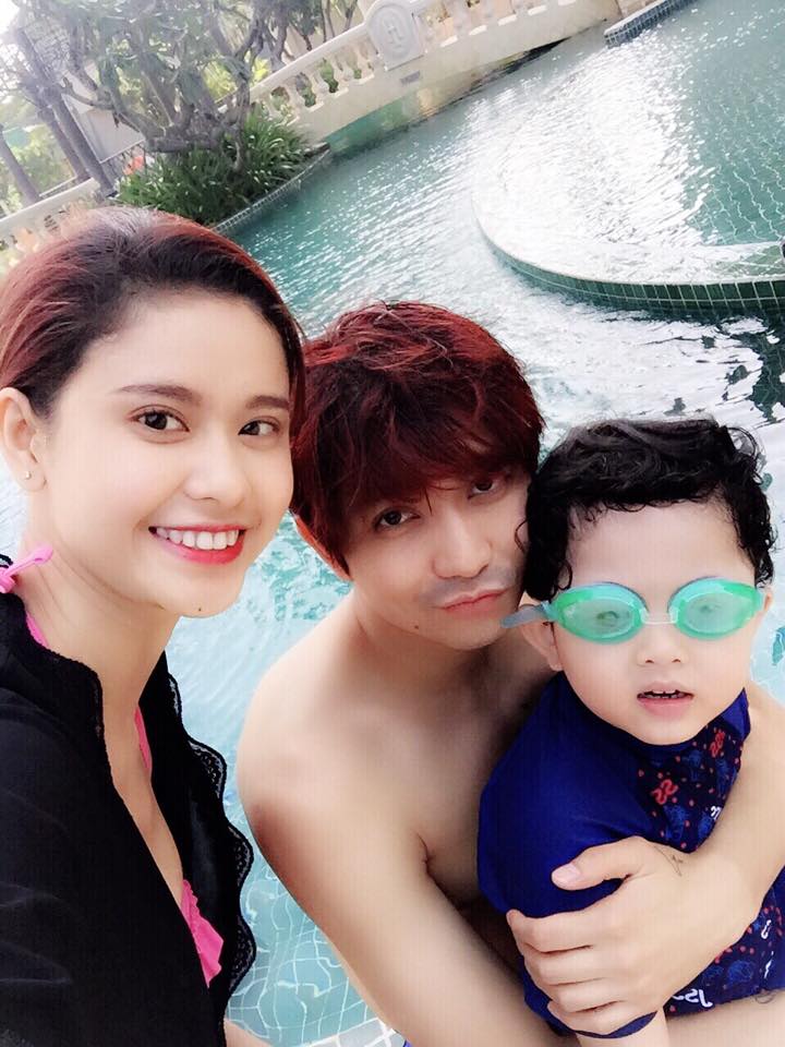 Gia đình Trương Quỳnh Anh - Tim hạnh phúc đi bơi cùng nhau.