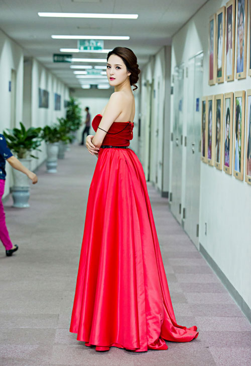 Á hậu Hoàng Anh gợi cảm, cuốn hút trong đầm dạ hội màu đỏ nổi bật của nhà thiết kế Hà Duy khi đi dự event.