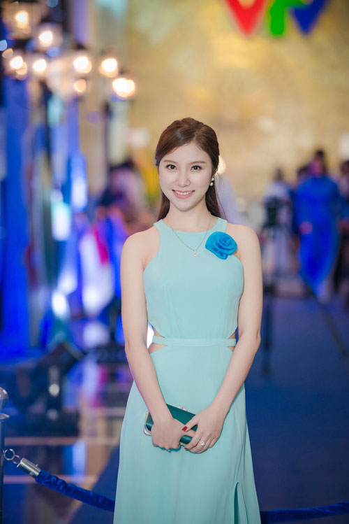Hạnh Sino cũng đến dự sự kiện trong trang phục xanh bạc hà.