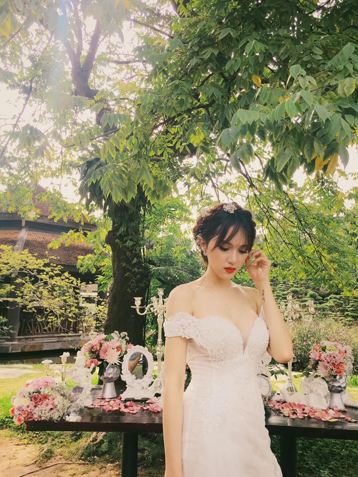 Hương Giang Idol dịu dàng, duyên dáng với váy cô dâu. Nữ ca sỹ vu vơ chợt hỏi 'Bao giờ cho đến tháng 10' khiến người hâm mộ nghi rằng, cô chuẩn bị kết hôn?