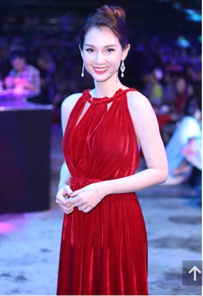 MC Quỳnh Chi đằm thắm với đầm đỏ. Nữ MC trông thật trẻ trung, xinh đẹp.