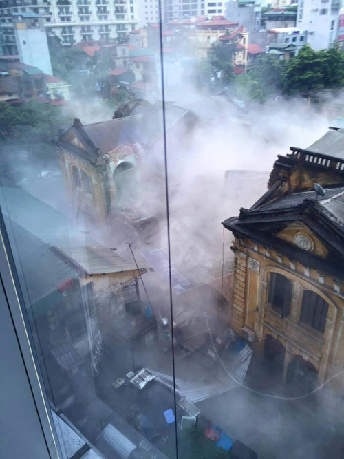 Toàn cảnh khu nhà với khói bụi nhìn từ trên cao