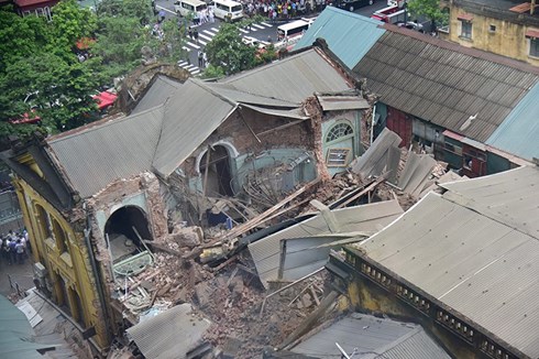 Vào khoảng 12h45 hôm nay (22/9), căn nhà  2 tầng ở số 107 đường Trần Hưng Đạo bất ngờ đổ sập khiến nhiều người mắc kẹt trong đống đổ nát.