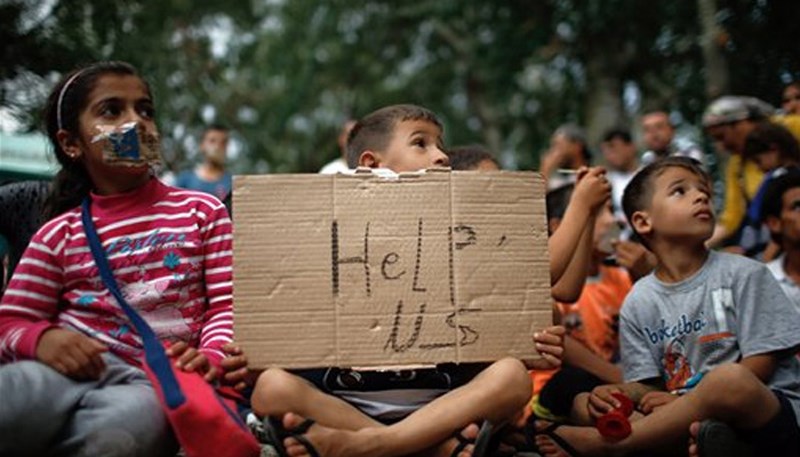 Những em bé tị nạn đang mắc kẹt ở biên giới Croatia - Hungary cầu cứu Liên Hợp Quốc. (ảnh: Reuters)