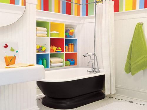Phòng tắm nhiều màu sắc nhưng rất ngăn nắp.