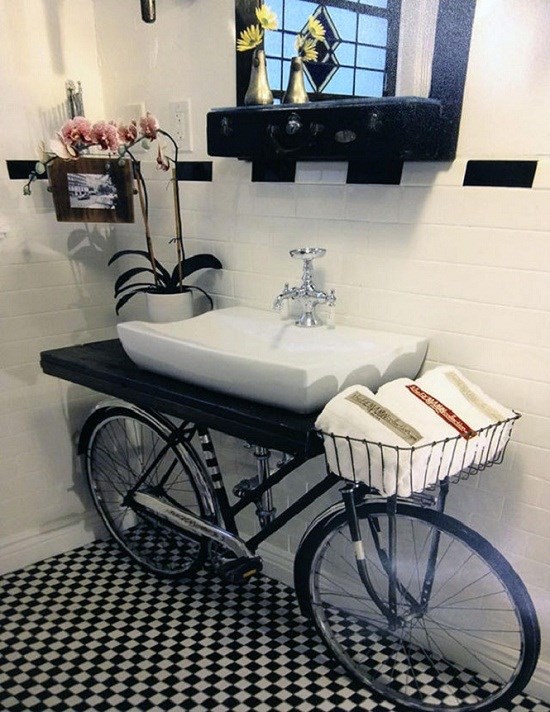 Bồn rửa mặt được thiết kế trên một chiếc xe đạp rất sáng tạo.