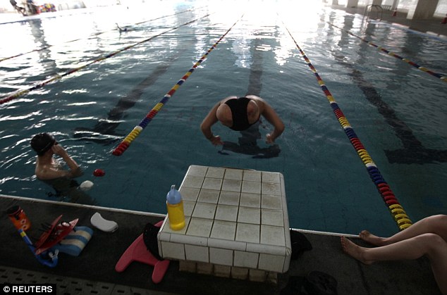 Qian nhảy xuống bể. Đây là thời điểm Qian được đào tạo để tham gia Paralympics. Ảnh: Reuters.