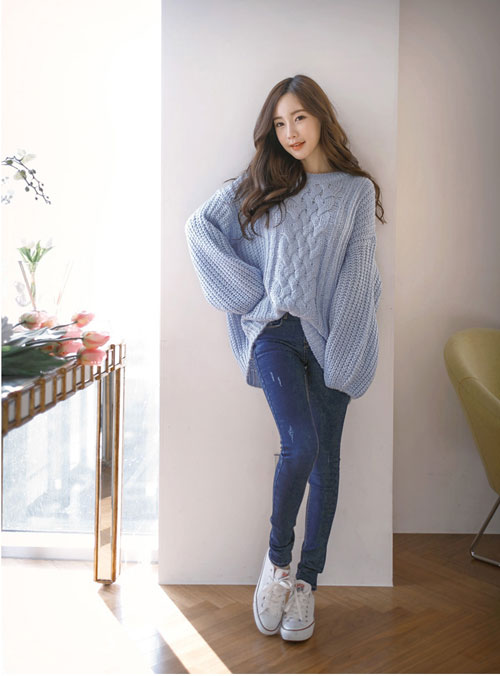 Những chiếc áo len dáng dài Hàn Quốc cho mùa đông 2015 luôn được coi là loại trang phục đa năng vì bạn vừa có thể mặc như váy len, lại vừa có thể mặc như áo len đúng không nào?