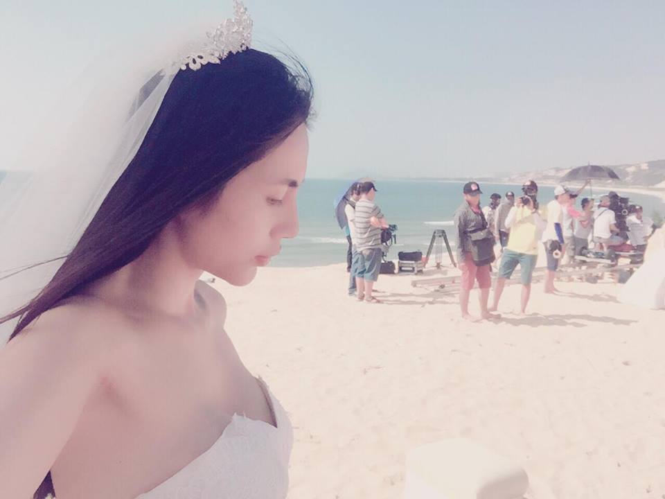 Thủy Tiên tranh thủ chụp ảnh với váy cô dâu.