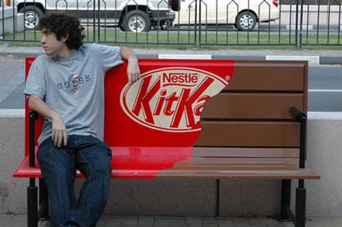 Quảng cáo kẹo socola trên ghế.