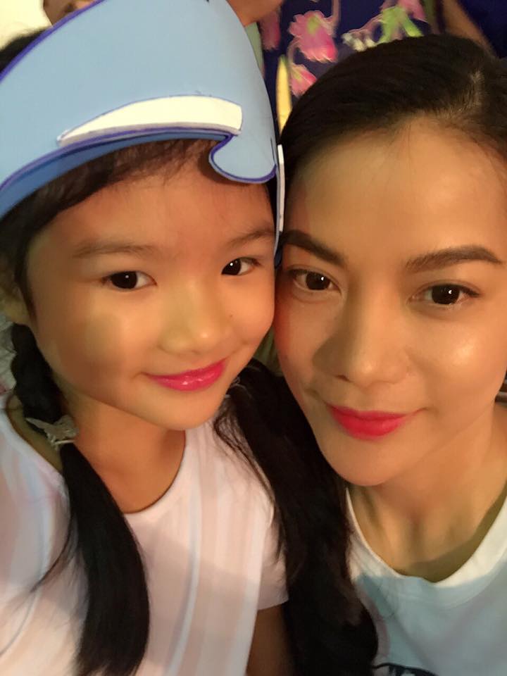Trương Ngọc Ánh xinh tươi, selfile cùng con gái nhân dịp bé biểu diễn Trung thu ở trường.