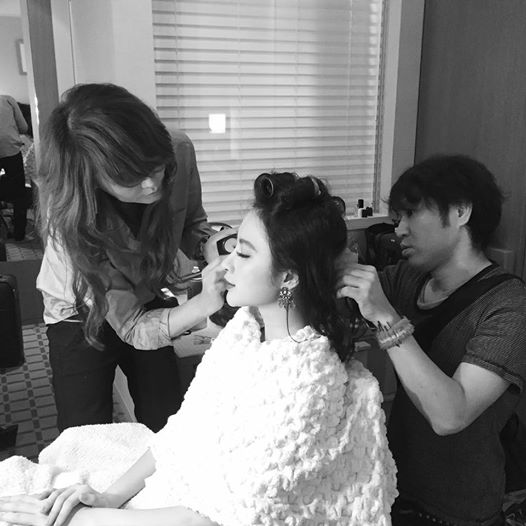 Angela Phương Trinh đang 'tự sướng' trong tư thế được trang điểm và làm tóc. 'Bà mẹ nhí' hào hứng khoe 'Lần đầu tiên Trinh có trải nghiệm trang điểm và làm tóc bởi các chuyên gia của Hoa hậu Hoàn Vũ Nhật Bản thật thú vị'.
