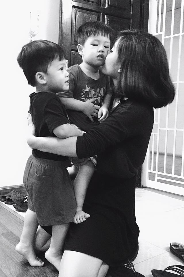 MC Hoàng Linh chia sẻ những hình ảnh hạnh phúc bên hai cậu con trai sinh đôi.