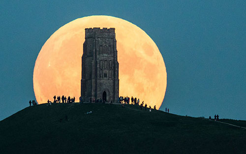 Mọi người ngắm “siêu trăng' từ trên một đỉnh đồi ở Glastonbury Tor, Anh.