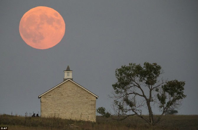 Siêu trăng trên bầu trời thành phố Strong, bang Kansas, Mỹ.