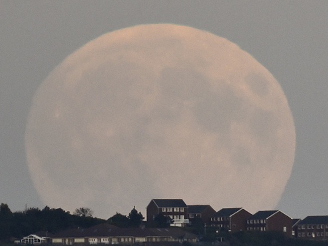 Siêu trăng to lớn, nổi bật trên nền thành phố Brighton ở miền nam nước Anh.