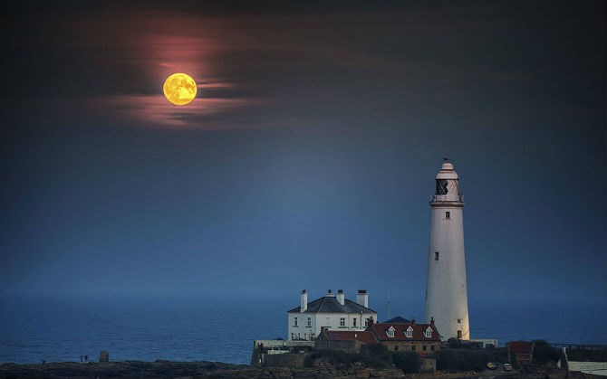 Siêu nguyệt thực – “ trăng máu” xuất hiện trên bầu trời ở Whitley Bay, North Tyneside, Anh.
