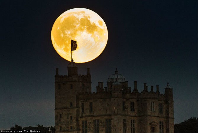 Siêu trăng trên bầu trời thành Bolsover gần Chesterfiedld, Derbyshire ngày 27/9 (đúng rằm Trung thu).