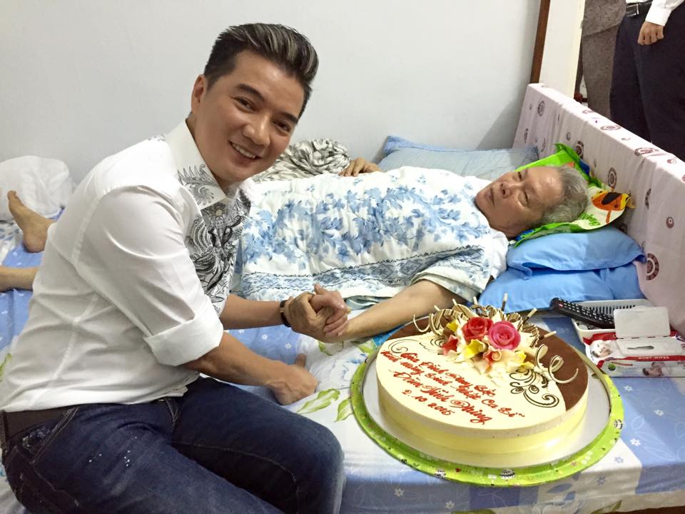 Đàm Vĩnh Hưng mừng sinh nhật bên vị linh mục già đang chữa trị trong bệnh viện.
