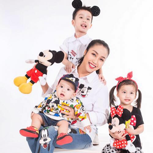 Ốc Thanh Vân hạnh phúc chụp hình theo chủ đề Micky cùng ba con đáng yêu.