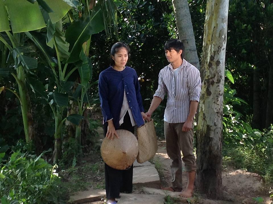 Lê Phương và Qúy Bình không chỉ hạnh phúc ngoài đời mà họ còn khá tình cảm trên phim.