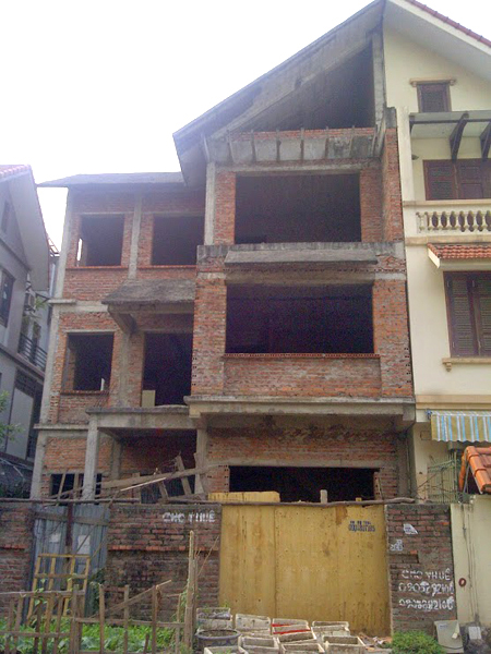 Tọa lạc trong một khu đô thị mới ở Hà Nội, ngôi nhà nằm trên mảnh đất 120 m2 bị bỏ hoang khi đã được hoàn thiện phần thô.