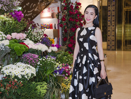 Linh Nga diện váy họa tiết trái tim nằm trong bộ sưu tập Thu Đông 2015 của nhà thiết kế Đỗ Mạnh Cường khi đi event.