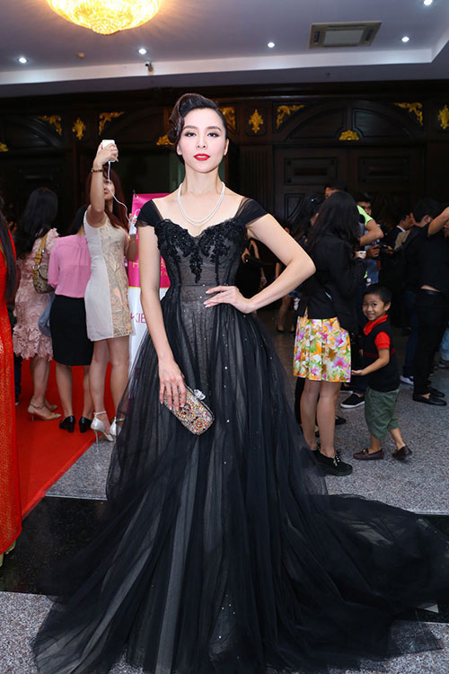 Dương Trương Thiên Lý - Á hậu tại Hoa hậu Hoàn vũ 2008 diện chiếc váy đen sang trọng và quý phái.