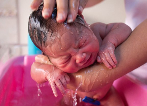 5 lý do không nên tắm cho bé ngay sau khi sinh