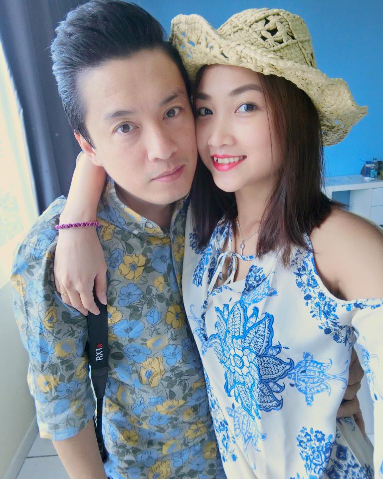 Vợ chồng Lam Trường - Yến Phương tình cảm. Cặp đôi không ngại ngần lựa chọn đồ đôi chốn đông người.