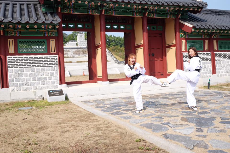 Minh Hằng và Jennifer Phạm 'đọ võ'. Hoa hậu bày tỏ 'Hôm nay mấy chị em có ngày học võ tại viện Taekwondo thật thú vị'.