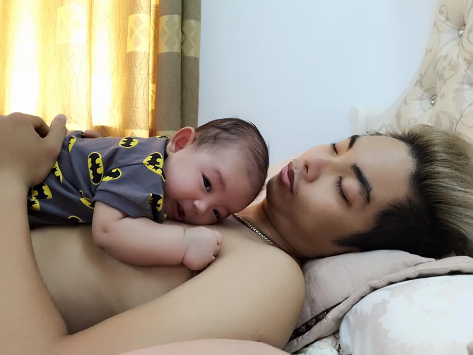 Người hâm mộ thích thú với hình ảnh bé Kubi dễ thương nằm sấp trên người ba Phan Hiển.