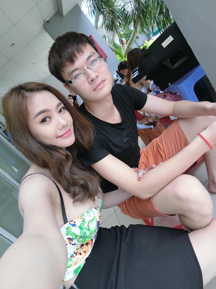 Linh Chi khoe vòng một nóng bỏng, tạo dáng selfile cùng em trai hotboy.