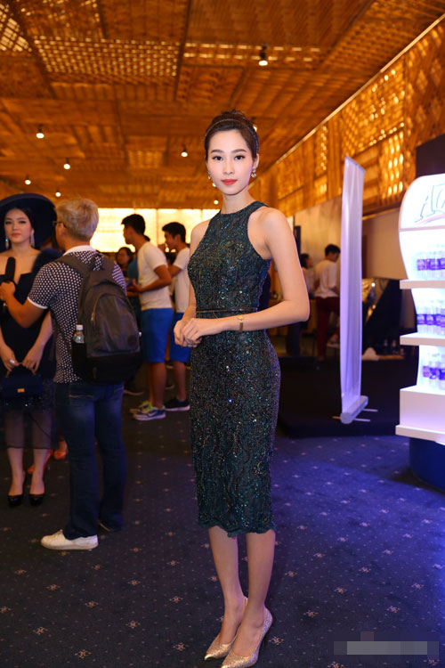 Hoa hậu Đặng Thu Thảo sang trọng và gợi cảm cùng váy ôm khít eo được đính kết họa tiết tỉ mỉ.