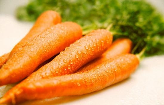 Cà rốt giàu chất carotene, nhiều vitamine và các thành phần dinh dưỡng khác có lợi cho cơ thể. Qua nghiên cứu của các chuyên gia Mỹ cho thấy, phụ nữ sau khi ăn nhiều cà rốt, lượng lớn carotene sẽ khiến cho bị tắc kinh...