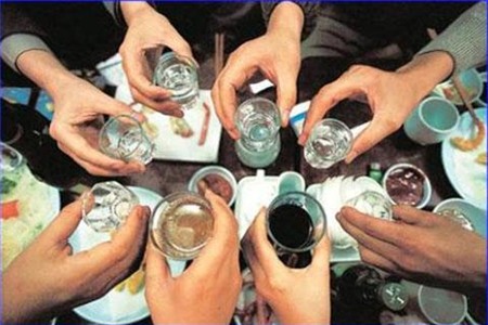 Uống rượu trắng cũng là một trong các biện pháp tránh thai - thành phần chính có trong rượu là ethanol, ethanol cho phép gia tăng nồng độ catecholamine trong cơ thể, làm co thắt mạch máu, thậm chí teo tinh hoàn.