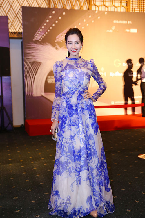 Hoa hậu Thu Thảo khoe vẻ đẹp mong manh, gợi cảm với váy lụa in hoa xanh trắng nhã nhặn, duyên dáng.