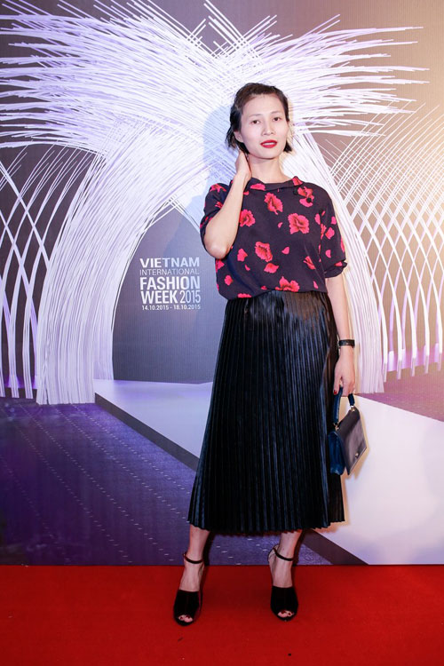 Nhà thiết kế Li Lam trẻ trung với chân váy midi xếp ly và áo họa tiết. Cô cũng sẽ trình diễn bộ sưu tập của mình vào ngày 16 tới tại Vietnam International Fashion Week 2015.