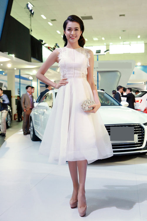 Á hậu 2 cuộc thi Hoa hậu Hoàn vũ Việt Nam dịu dàng trong bộ váy xòe màu trắng thanh lịch.