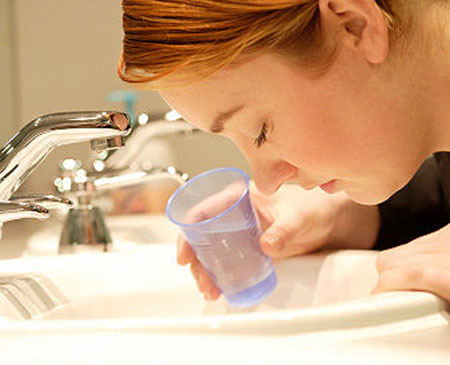 Uống một cốc nước lọc lớn vào sáng hôm sau, đây là cách giúp thanh lọc cơ thể, thải độc tố và bổ sung lượng nước cho cơ thể.